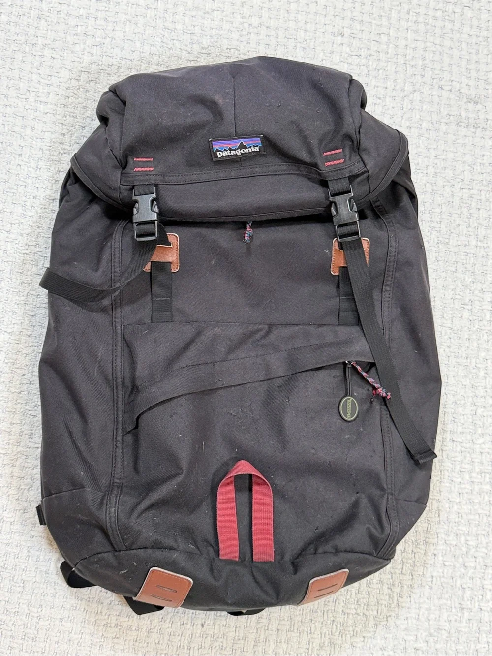 Patagonia Black Red Backpack Logo  Daypack Hiking Large Beat Up 47970FA17